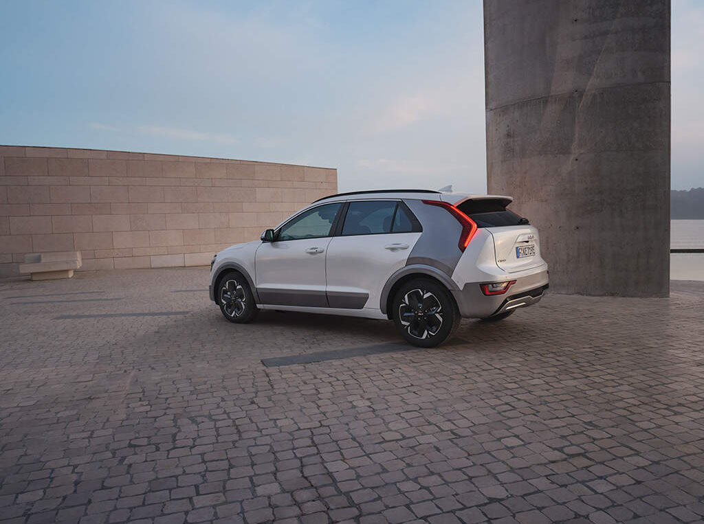 _0001_kia-niro-my24-visual-34-rear-t